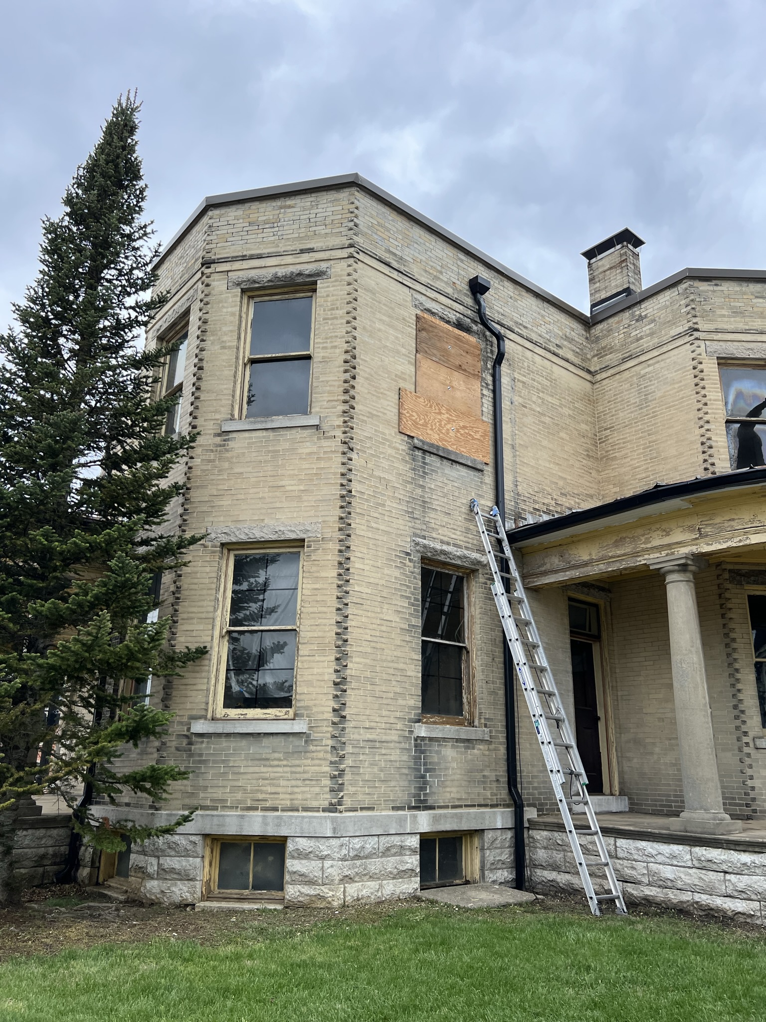 House exterior before repainting by Turner Painting in Monroe, Ohio