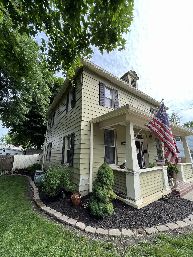 Faded tan aluminum siding on a Middletown, OH home before exterior painting
