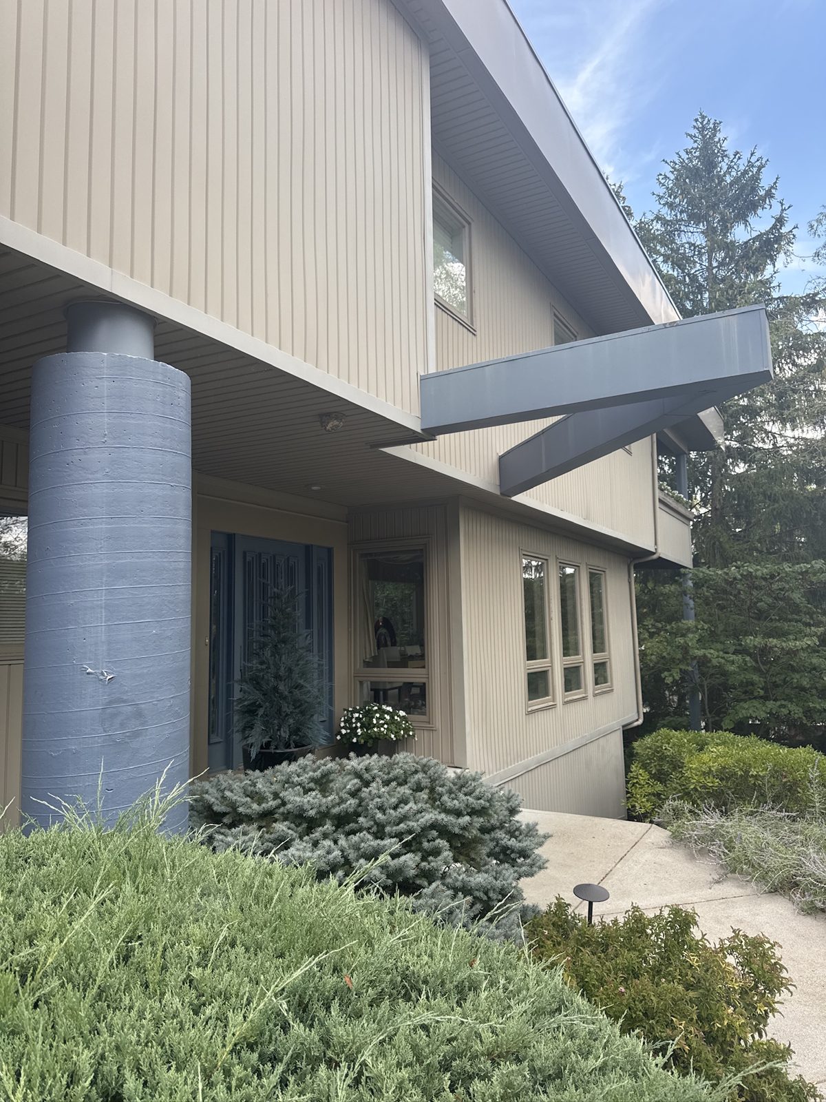 Mid-century modern home entry with painted blue column in West Chester, OH